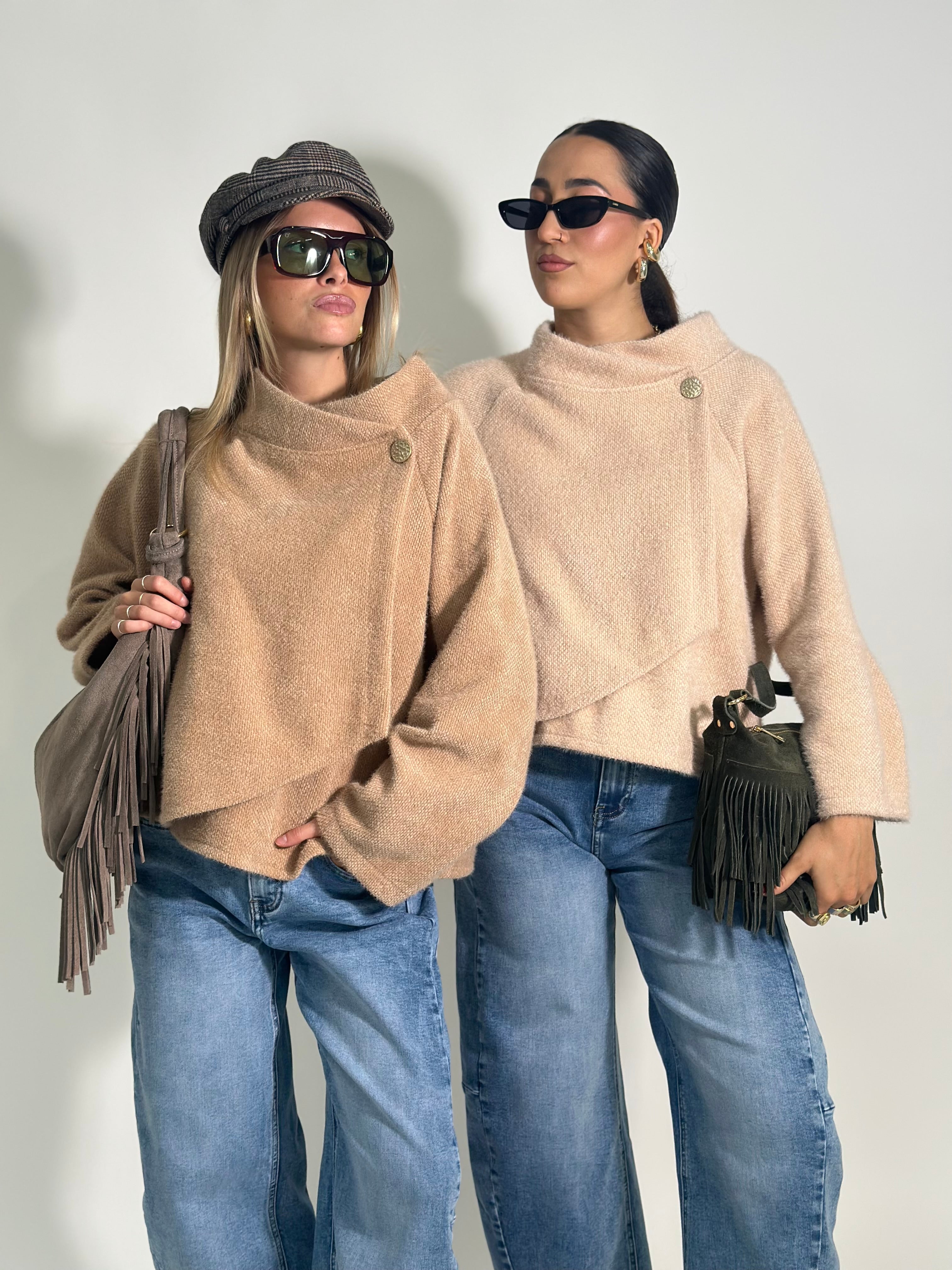 Giacca fluffy con bottone 28063 3+1 OMAGGIO