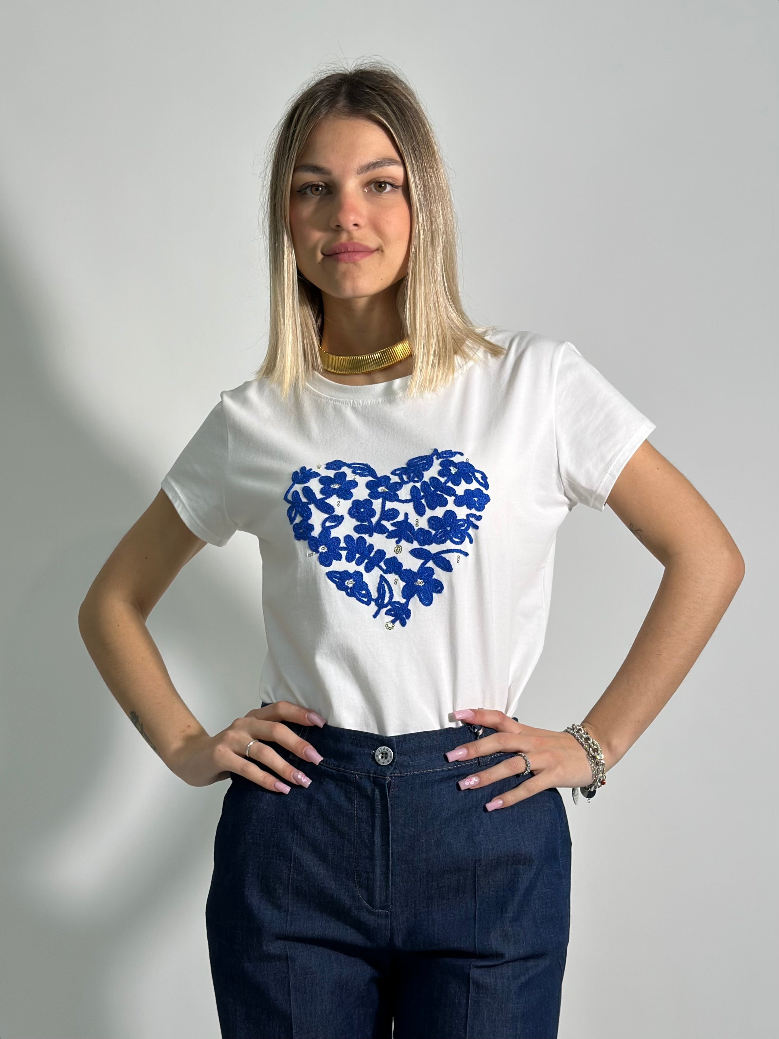 T-shirt cuore ricamo 116