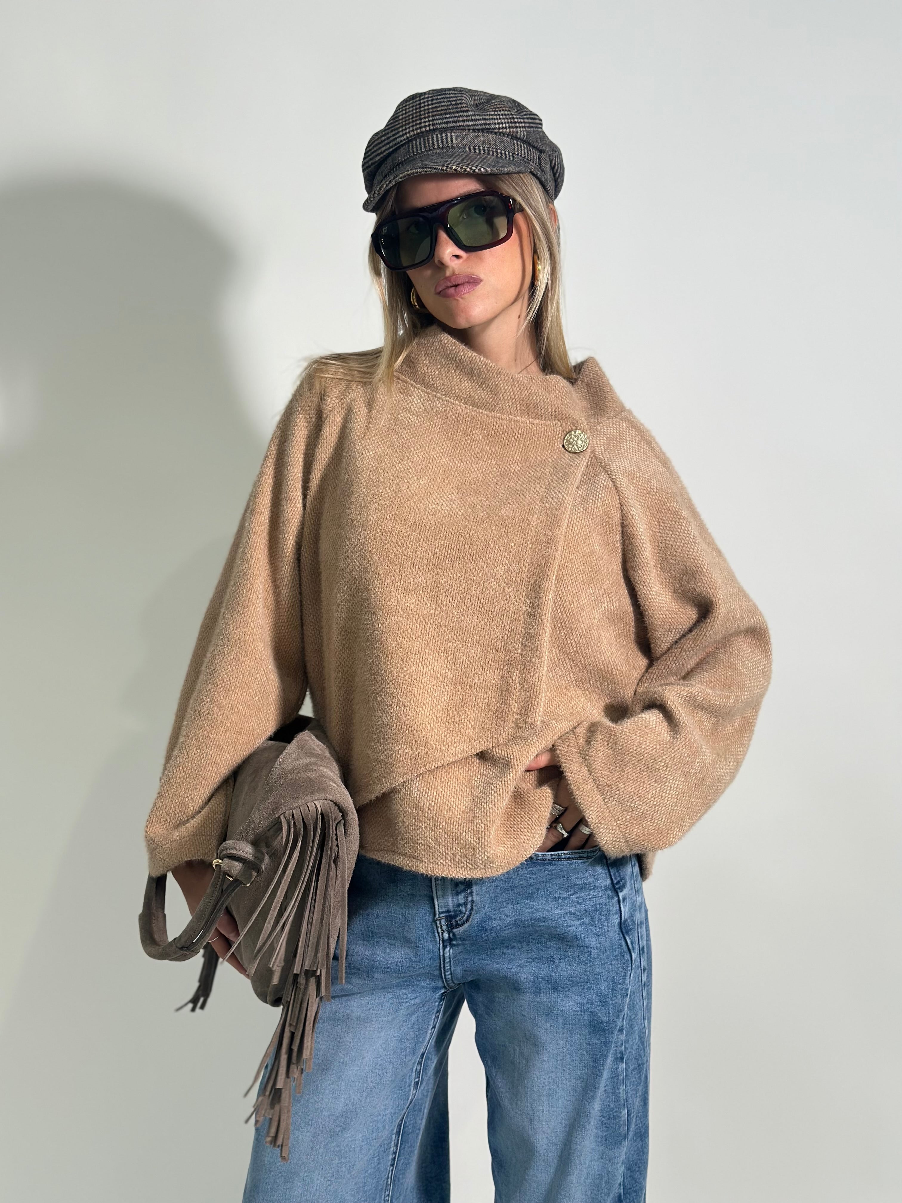 Giacca fluffy con bottone 28063 3+1 OMAGGIO