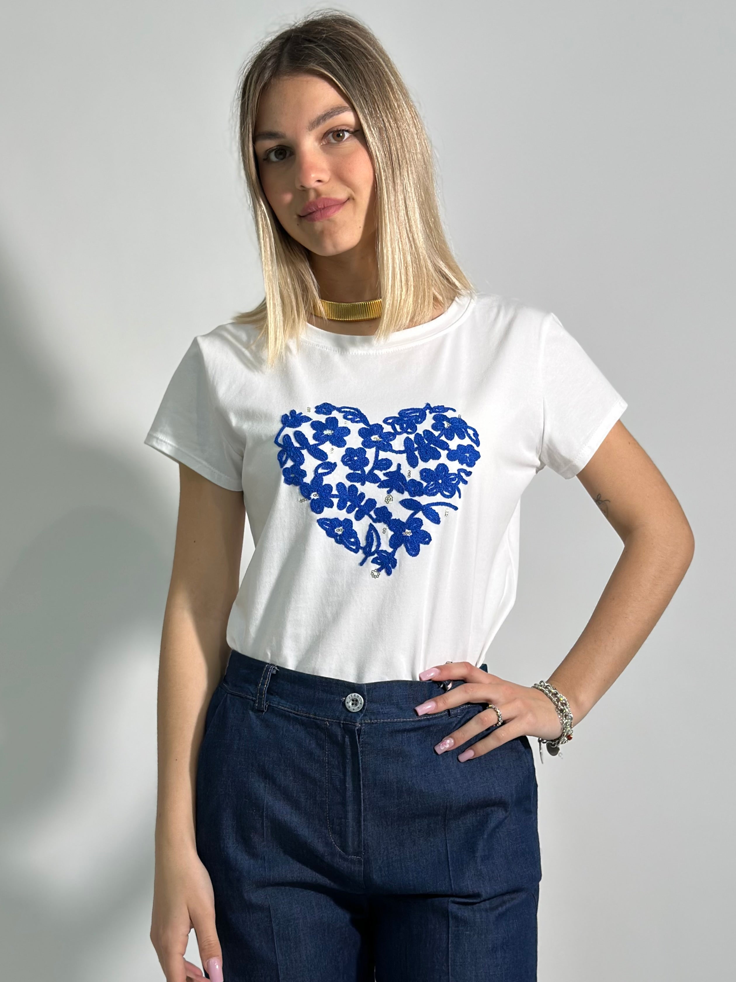 T-shirt cuore ricamo 116