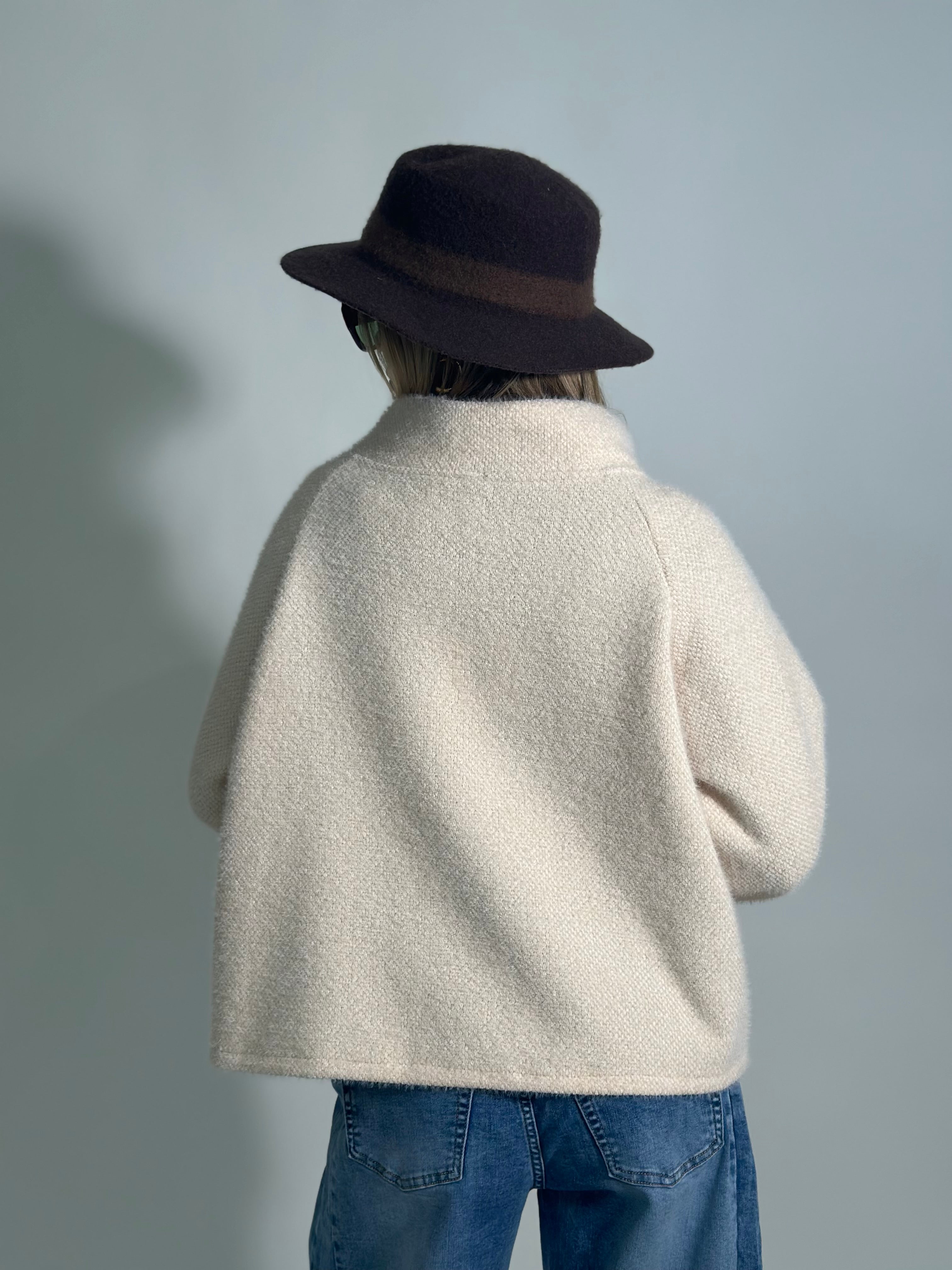 Giacca fluffy con bottone 28063 3+1 OMAGGIO